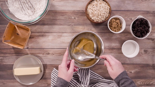 Zbliżenie na składniki i ręce gotujące w misce